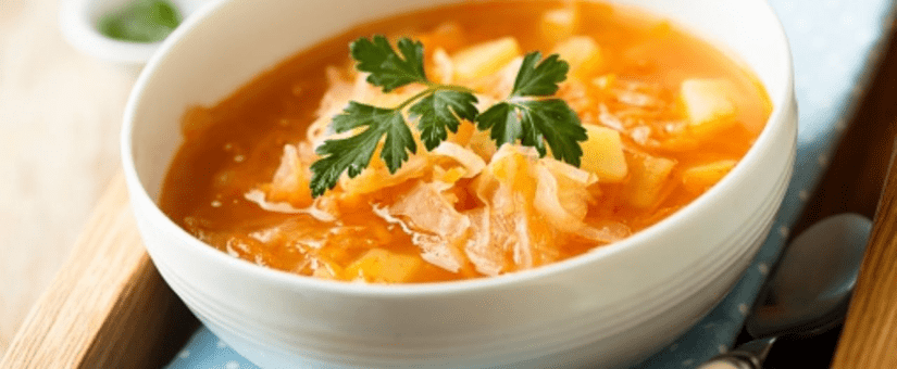 Combate el frío con esta receta para hacer una rica sopa de col con tocino – Gastrolab | Pasión por la cocina